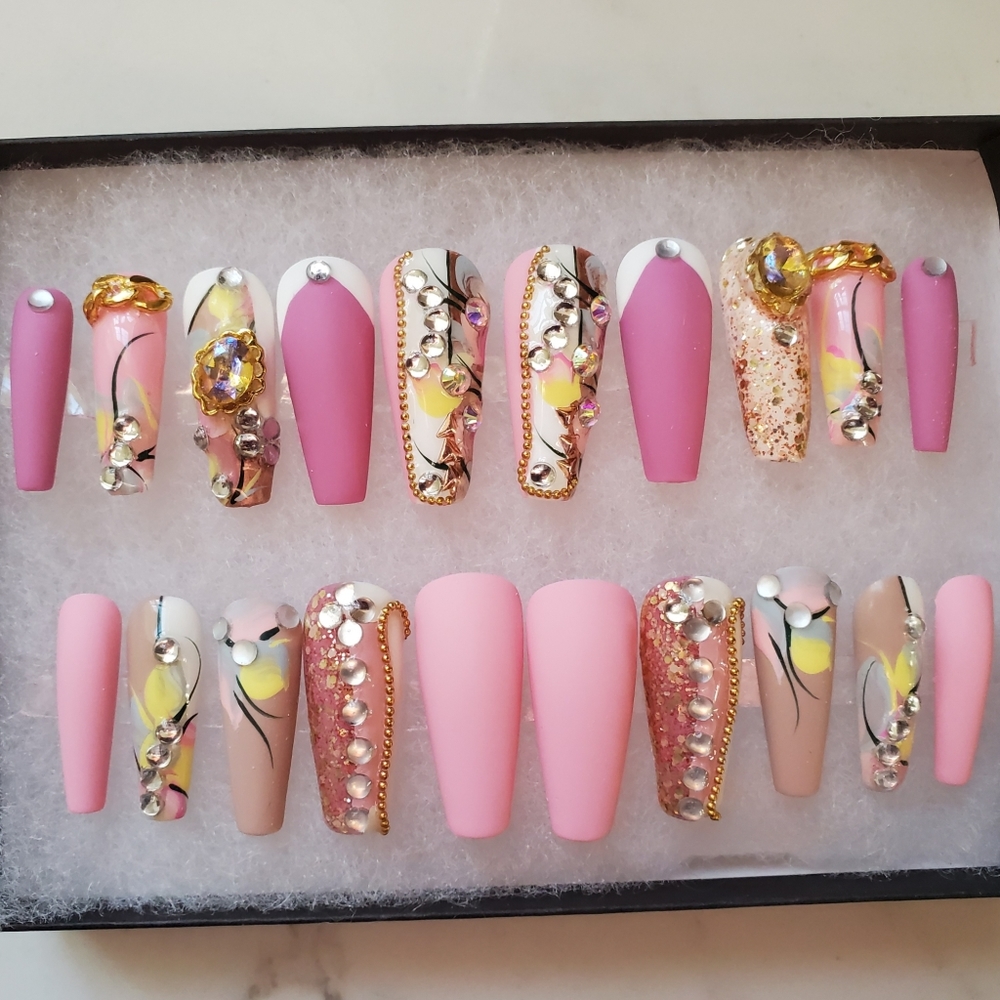 Luxurious press-on Nails - Picture 15 of 16